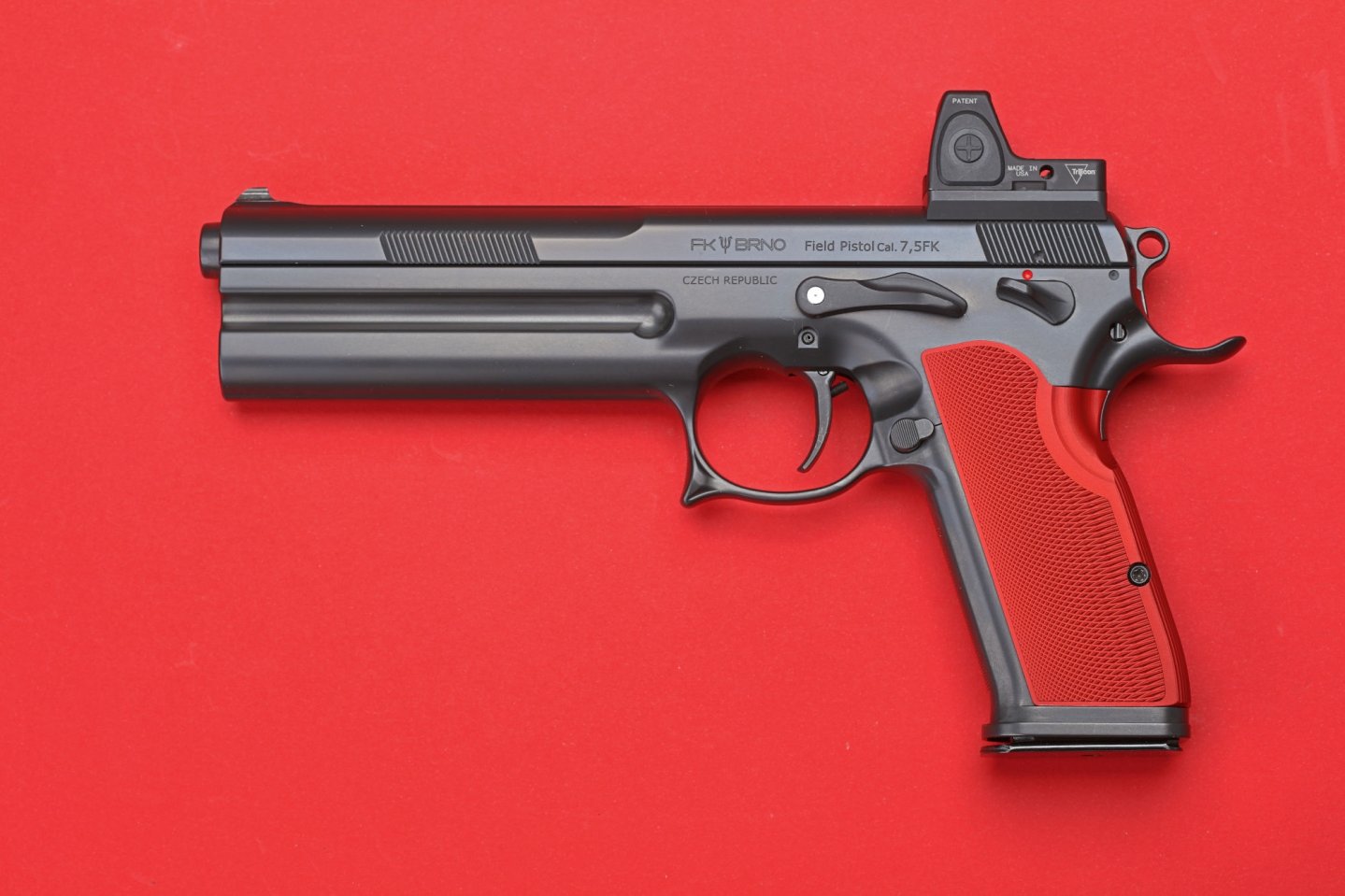 FK BRNO Field Pistol im rasanten Kaliber 7,5 FK im Test FK BRNO Field Pistol komplett von links.