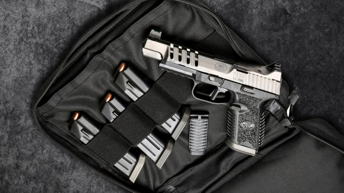 FN 509 LS Edge: die taktische Pistole von FN im Kaliber 9 mm Luger FN 509 LS Edge mit Magazinen auf einer Range Bag.