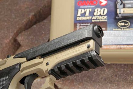 GAMO-PT80-DESERT-ATTACK-Special-Edition Picatinny-Schiene an der CO2-Luftpistole GAMO PT-80 DESERT ATTACK Special Edition