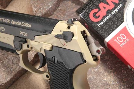 GAMO-PT80-DESERT-ATTACK-Special-Edition Sicherung auf der linken Seite der CO2-Luftpistole GAMO PT-80 DESERT ATTACK Special Edition