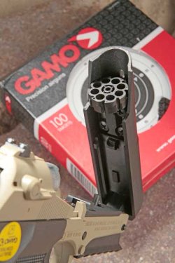 GAMO-PT80-DESERT-ATTACK-Special-Edition Magazinwechsel bei der CO2-Luftpistole GAMO PT-80 DESERT ATTACK Special Edition