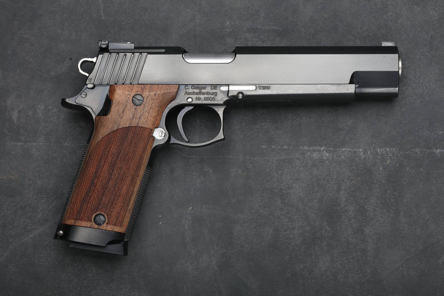 Geiger Rollenverschluss-Pistole in linker Seitenansicht