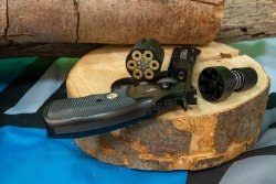 Gewinnspiel: COLT 1911 Custom und COLT Python von 4komma5 COLT Python 357 mit Ladehilfe und Hülsenattrappen