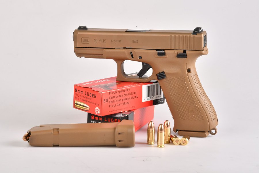 GLOCK 19 MHS Pistole im Praxistest Linke Seite der GLOCK 19 MHS Dienstpistole mit zwei Magazinen