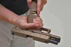GLOCK 19 MHS Pistole im Praxistest Magazinwechsel bei der GLOCK 19 MHS Pistole