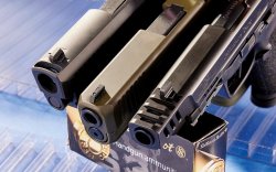 Selbstladepistolen in 10 mm Auto im Test: GLOCK 20, SIG Sauer P320 XTEN und S&W M&P 2.0 Mündungsansicht der drei Testkandidaten (v.l.) SIG Sauer, GLOCK und Smith & Wesson.