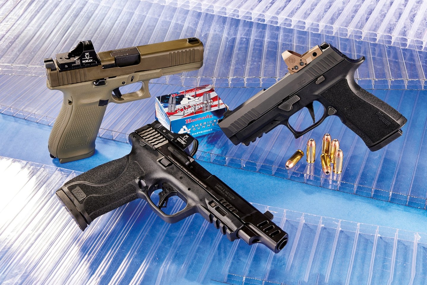 Selbstladepistolen in 10 mm Auto im Test: GLOCK 20, SIG Sauer P320 XTEN und S&W M&P 2.0 Die GLOCK G20 MOS Hunter (oben links), die SIG Sauer P320 Comp XTEN (oben rechts) und die Smith & Wesson M&P 2.0 (unten).