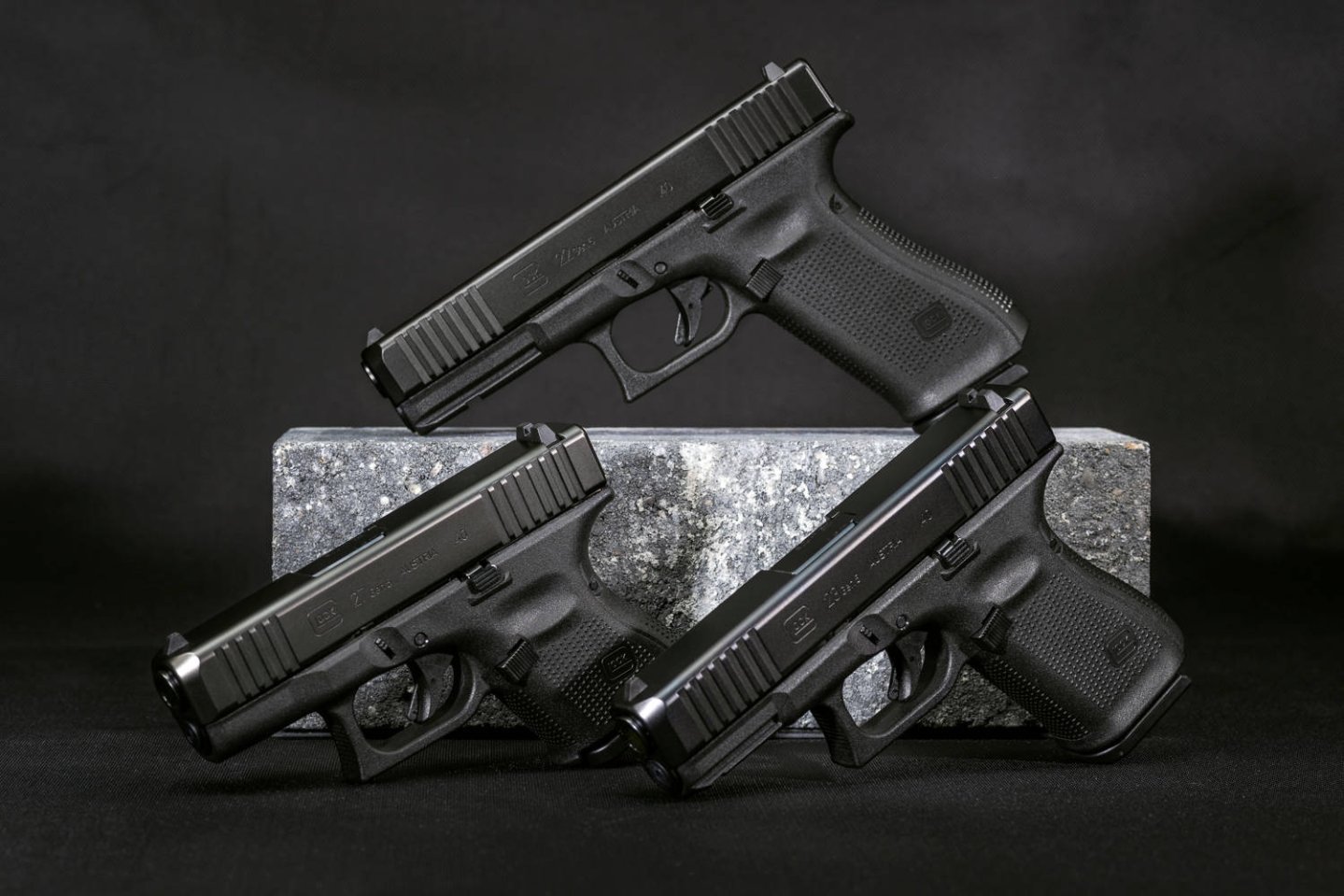 Jetzt neu als Gen5: Update der GLOCK 22, 23 und 27 in die fünfte Generation und die Rolle des Kalibers .40 S&W G22 (oben, Dienstpistolenformat), G23 (rechts, Kompaktpistolenformat) und G27 (links, Subkompaktpistolenformat) von GLOCK
