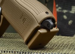 GLOCK 17 Gen5 FR Coyote: Pistole der französischen Streitkräfte nun auch für Zivilisten verfügbar Fangriemenöse der GLOCK 17 Gen5 FR Coyote.