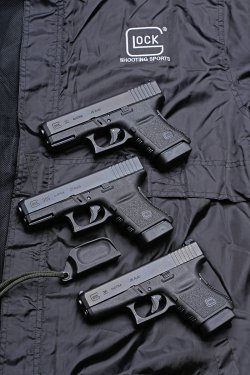 Test: GLOCK G30S in .45 ACP Glock G30 (oben), G30S (Mitte), G36 (unten) liegend.