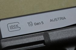 GLOCK Pistolen Gen5: G17 und G19 jetzt erhältlich! Schriftzug GLOCK 19 Gen5 auf Pistole