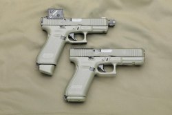 GLOCK Hunter Edition im Test: G20 Gen5 MOS und G45 Hunter Edition A-CUT COA Oben die G45 Gen5 A-CUT COA in 9 mm Luger mit Leuchtpunktvisier mit geschlossenem Gehäuse aus Schweden. Darunter die G20 Gen5 MOS im leistungsstarken Kaliber 10 mm Auto.