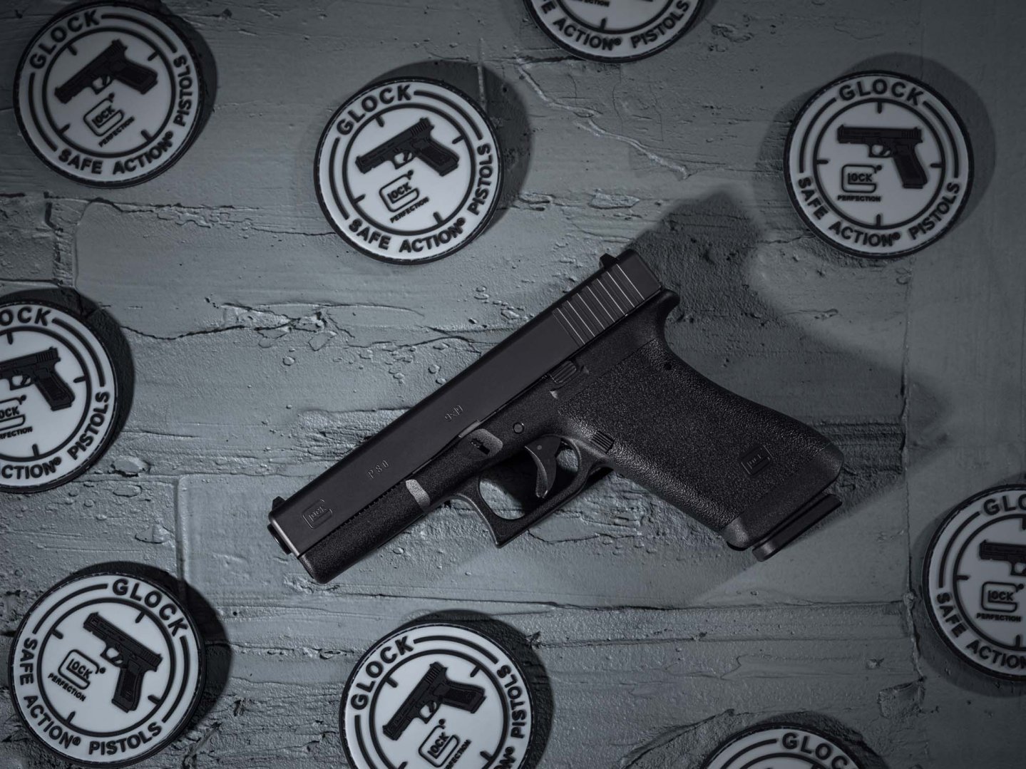 GLOCK P80: Die legendäre Polymerpistole ist nun verfügbar – wir stellen die limitierte Ur-GLOCK vor GLOCK P80 mit Patches.