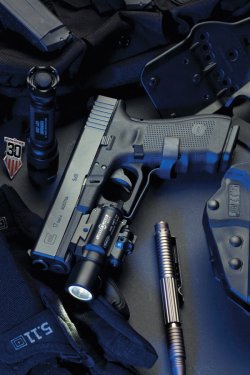 Neue Dienstpistolen für FBI GLOCK 17 Gen4 mit Lampe