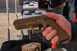 Neue Pistolen von GLOCK: G26 Gen5 und G34 Gen5 MOS GLOCK G19x in der Hand gehalten