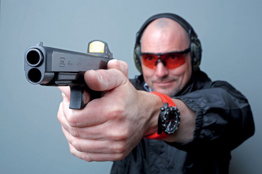 Buyer's Guide: GLOCK Pistole kaufen – das richtige Modell finden Sportschütze mit GLOCK 41 Gen4 M.O.S. im Anschlag