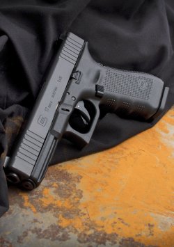 GLOCK Sonderedition mit vordere Laderillen GLOCK G17 Gen4 FS Pistole