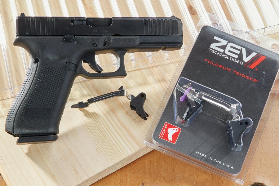 GLOCK-Tuning: Was bietet der Aftermarket für die legendäre Polymerpistole in 2021? Ausgebauter Abzug der Marke ZEV mit einer GLOCK-Pistole.