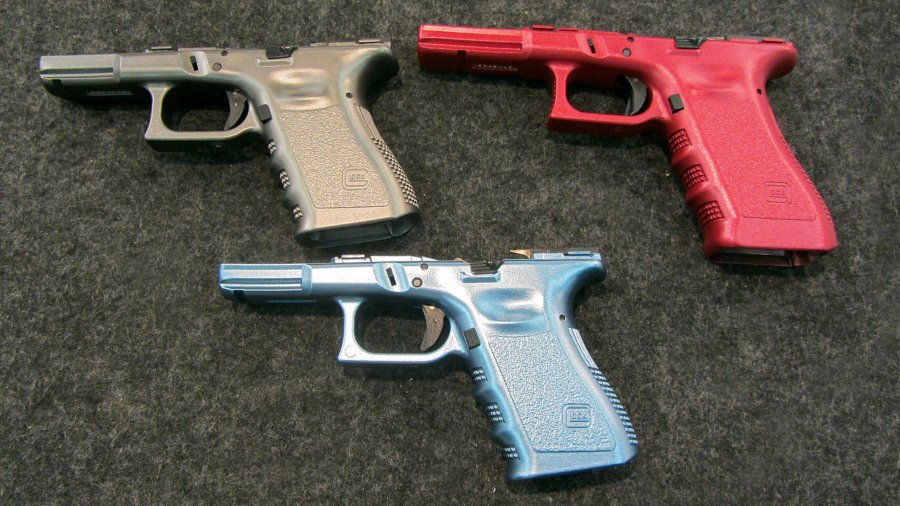 GLOCK-Tuning: Was bietet der Aftermarket für die legendäre Polymerpistole in 2021? Verschiedenfarbige Griffstücke für GLOCKs der dritten Generation.