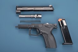 Test: Grand Power K 100 in 9 mm Luger Grand Power K 100 in zerlegtem Zustand.