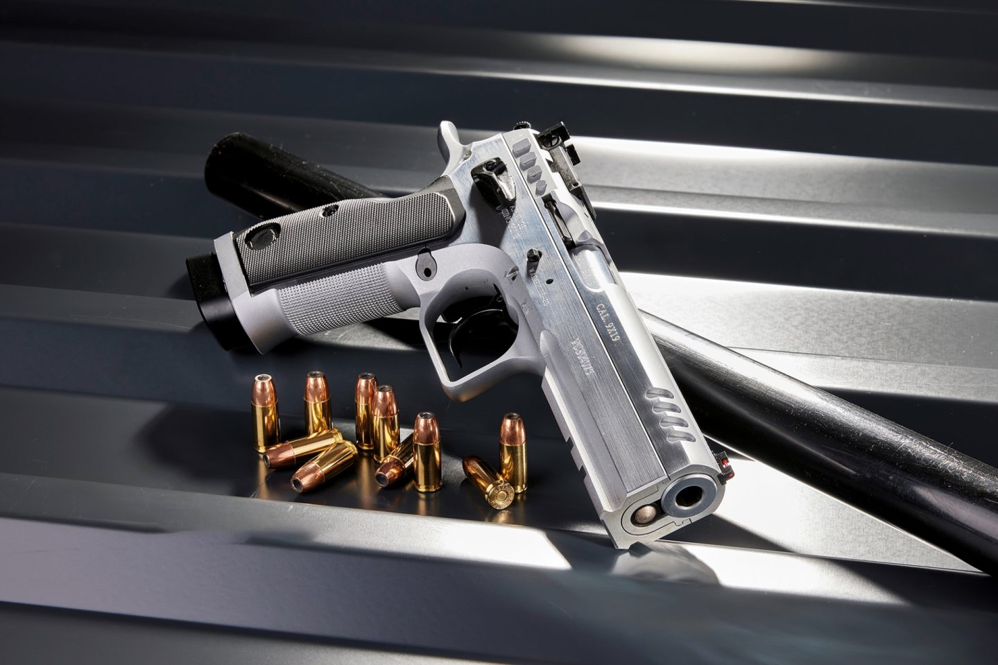 Tanfoglio Stock III Pro von vorne rechts mit Patronen.