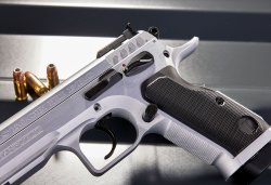 Die neueste Auflage der bekannten Pistolen-Baureihe: Die Tanfoglio Stock III Pro im Kaliber 9 mm Luger im Test Aluminium-Griffschalen der Tanfoglio Stock III Pro.
