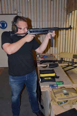GSG MP 40 in 9 mm Luger GSG MP 40 auf der Schulter