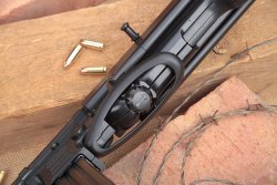 GSG MP 40 in 9 mm Luger Sicherung der MP 40 hinter dem Magazinschacht