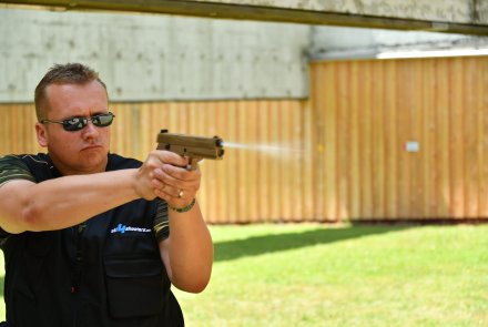 SIG Sauer P320 ASP bei GSG: die Luftdruckpistole auf dem Schießstand Sportschütze schießt mit Luftdruckpistole SIG Sauer P320 ASP