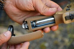 SIG-Sauer-P320-ASP-Luftdruckpistole-Wechseln-CO2-Kartusche.JPG