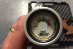 Testbericht: Pressluftpistole Hämmerli AP20 Pro Pressluftpistole Hämmerli AP20 Pro Detailaufnahme der Pressluftkartusche mit Manometer.
