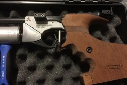 Testbericht: Pressluftpistole Hämmerli AP20 Pro Pressluftpistole Hämmerli AP20 Detailaufnahme Nussholzgriff