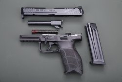 Heckler & Koch SFP 9 SF in 9x19 mm im zerlegten Zustand Heckler & Koch SFP 9 SF in 9x19 mm im zerlegten Zustand