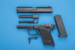 Heckler & Koch USP in 9 mm Luger zerlegt. Heckler & Koch USP in 9 mm Luger zerlegt.