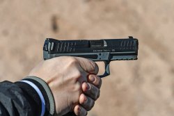 Heckler & Koch VP9 Pistole in grau Schütze im Anschlag mit der VP9 in grau