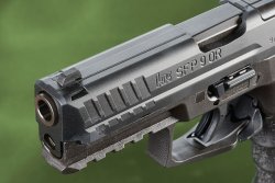 Getestet: Die Heckler & Koch SFP9 OR in 9 mm Luger Korn der SFP 9 mit Mündung.