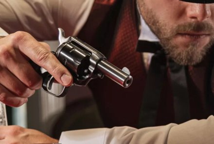 Barkeep von Heritage Manufacturing in der Hand eines Revolverhelden.