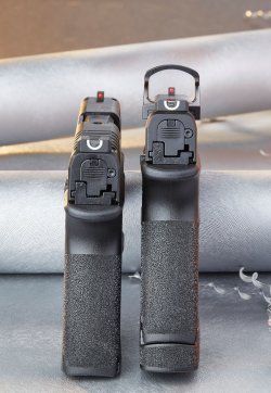 HS Produkt H11: Die subkompakte 9mm-Luger-Pistole im Test auf dem Schießstand Blick über die Visierungen der H11 von HS Produkt.