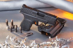 HS Produkt H11: Die subkompakte 9mm-Luger-Pistole im Test auf dem Schießstand Die HS Produkt H11 mit Holster und Magazin.