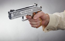 Janz Alpha Pistole in der Hand