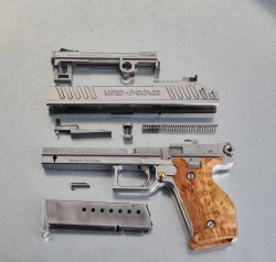 Janz Alpha Pistole 9 mm Para demontiert