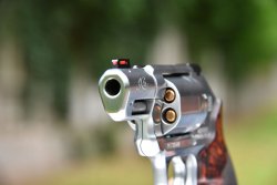 Test: Kimber K6s DCR in .357 Magnum Blick in die Laufmündung des kleinen Revolvers Kimber K6s DCR.