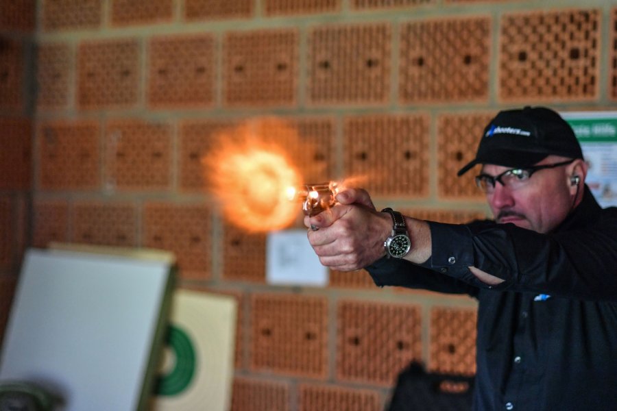 Test: Kimber K6s DCR in .357 Magnum Sportschütze schießt den kleinen Revolver Kimber K6s DCR. Schön zu sehen ist das Mündungsfeuer.