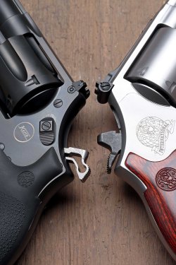 Revolvergleich: Korth National Standard vs. Smith & Wesson M686 International Zündstift der Revolver Korth und S&W