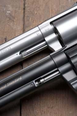 Revolvergleich: Korth National Standard vs. Smith & Wesson M686 International Trommelachse der Waffen