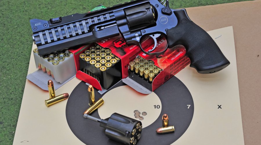 Korth Super Sport Revolver im Kaliber .357 Magnum mit Munition.