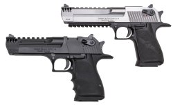 Magnum Research Desert Eagle Pistolen Die beiden neuen Versionen der legendären Magnum Desert Eagle Pistole nebeneinander.