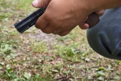 Melcher ME 38 Magnum Schreckschussrevolver im Test Schütze hält einen ME 38 Magnum Schreckschussrevolver so in der Hand, dass nur noch der Lauf zu sehen ist