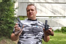 Melcher ME 38 Magnum Schreckschussrevolver im Test Schütze halt 2 Schreckschussrevolver vom Typ Melcher ME 38 Magnum hoch