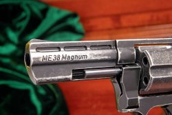 Melcher ME 38 Magnum Schreckschussrevolver im Test Der Lauf des Schreckschussrevolvers Melcher ME 38 Magnum in Nahaufnahme.